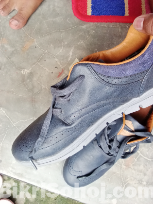 Lee Cooper এর জুতা